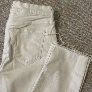 Old Navy perfect straight size 4.  Inseam is 26”.